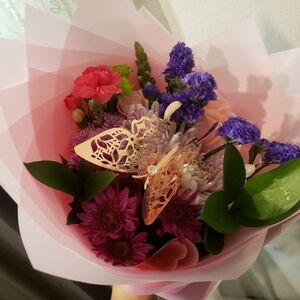 Meet your Posher, Coral hi I make flower bouquets 💐 .